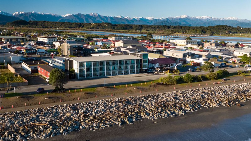Beachfront Hotel Hokitika.JPG