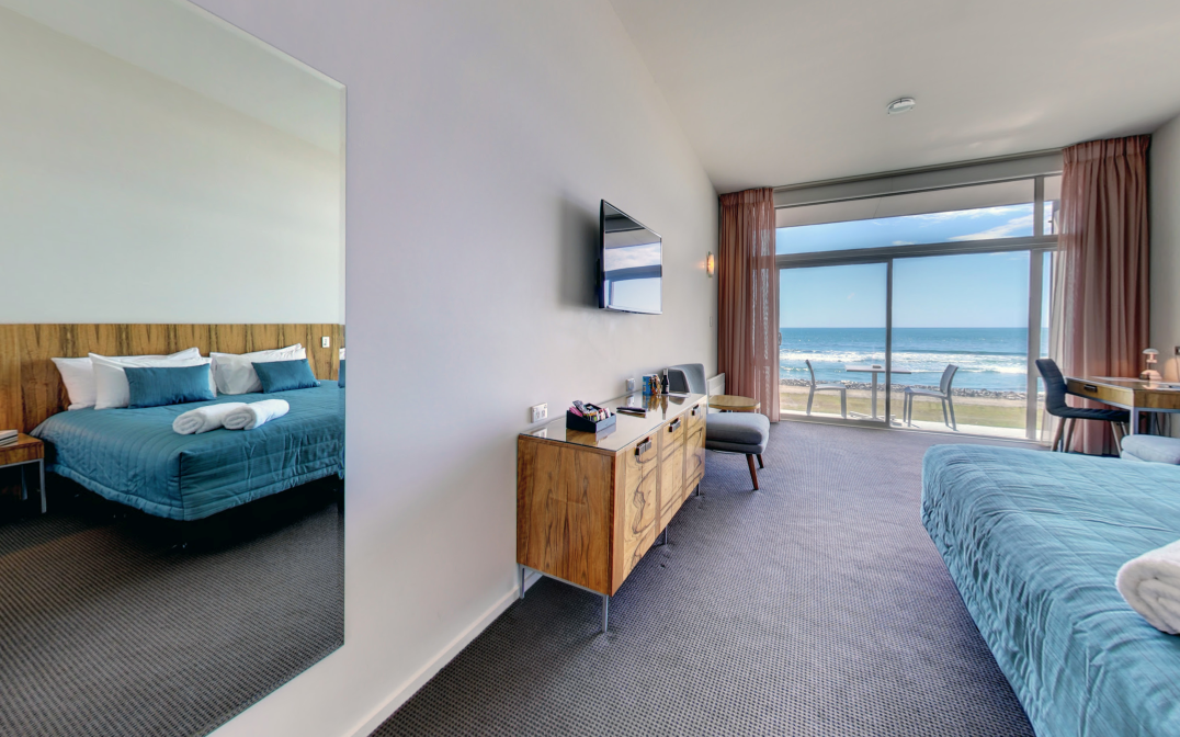 Beachfront Hotel Hokitika Oceanview King.png