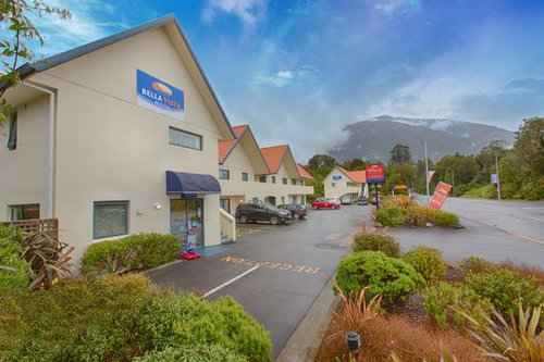 Bella Vista Fox Glacier Exterior reception angle (002).jpg