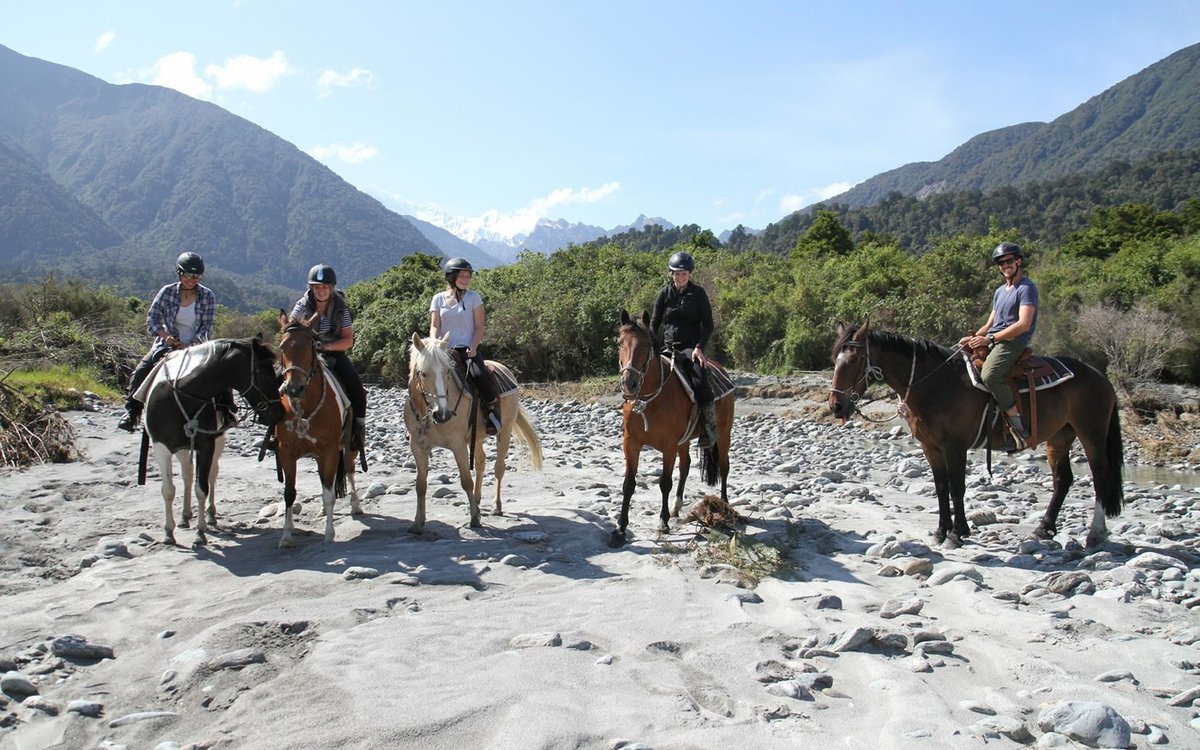 ExperienceFoxGlacierHorseRiding.jpg