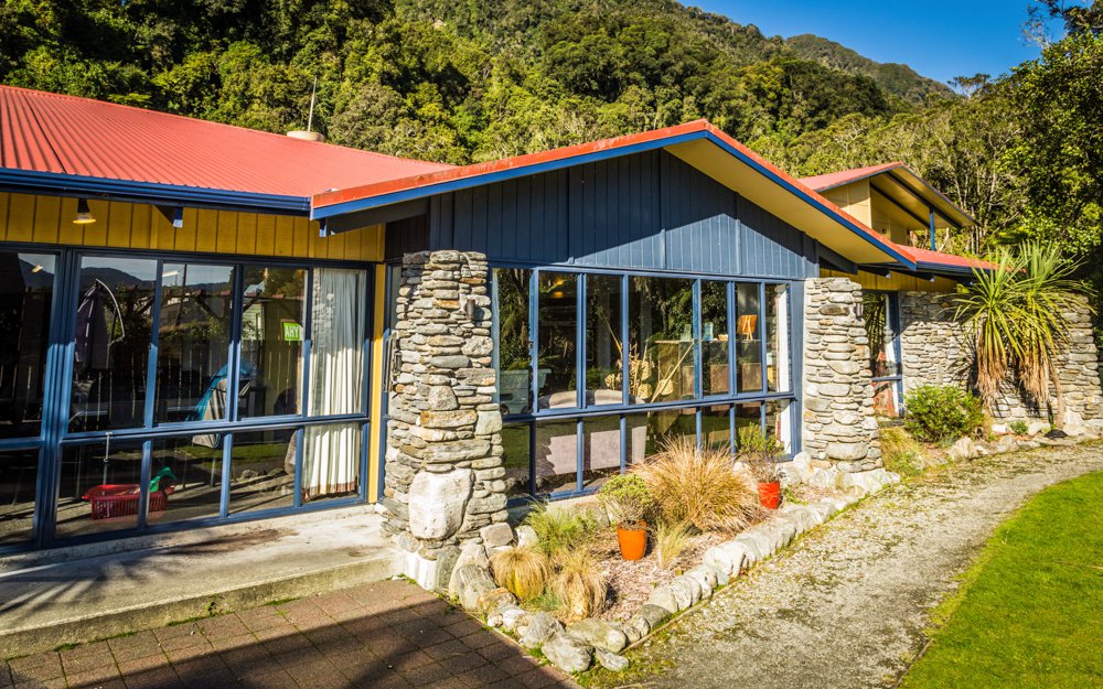 YHA - Franz Josef - exterior - 2 - 2015 Marta Kulesa 1000.jpg