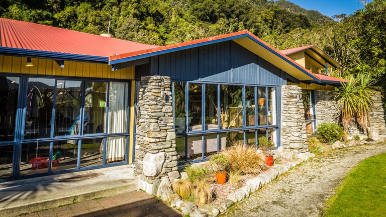 YHA - Franz Josef - exterior - 2 - 2015 Marta Kulesa 1000.jpg