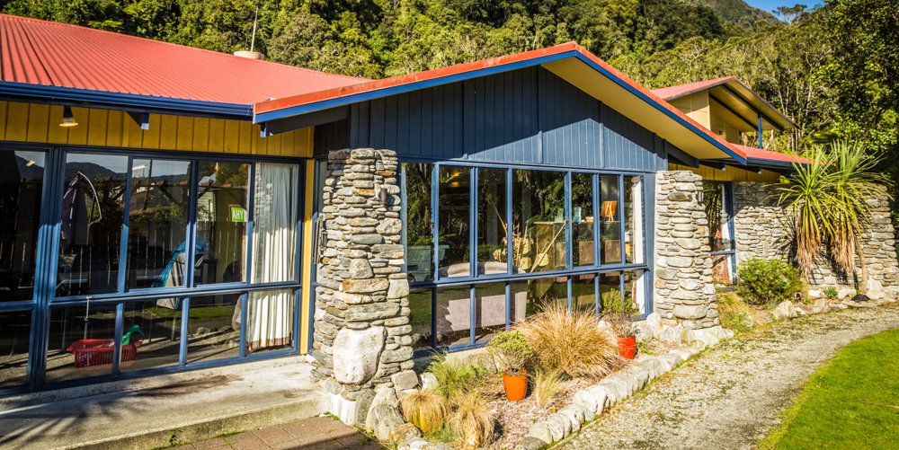 YHA - Franz Josef - exterior - 2 - 2015 Marta Kulesa 1000.jpg